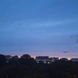 Blick aus dem Hotelfenster auf die nicht untergehen wollende Sonne 23:15 Uhr