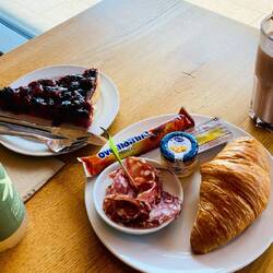 Kurzer Frühstücksstop an der Raststätte in Bellinzona