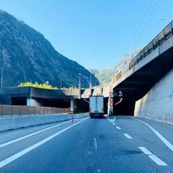 Gotthardtunnel Einfahrt mit Teufelsstein (links)