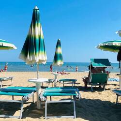 Wir liegen "flach" auf unseren Liegen unter dem Sonnenschirm mit Blick zum Meer