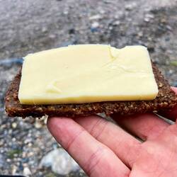 mein Mittagessen: Pumpernickelbrot & Käse 😋