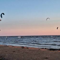 Kurz vor Sonnenuntergang, die Kite Surfer sind noch aktiv
