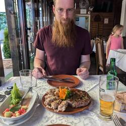 Der Kellner hat uns (auch zu seinem Wohl) dann doch nach drinnen geholt