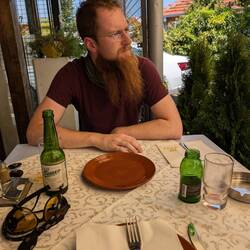 Im Restaurant haben wir nur einen Außennotplatz bekommen