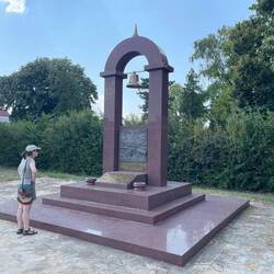 Denkmal am KZ und ich übe das lesen kyrillischer Buchstaben