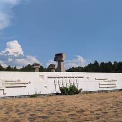 Marmorrelief im Gedenkkomplex