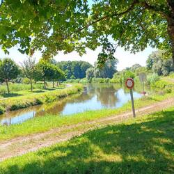 Der Kanal in grüner Landschaft