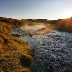 Der Fluss dampft in der Kälte am Morgen