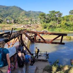 Brücke über den Fluss wurde vor 5 Jahren von einem Zyklon zerstört