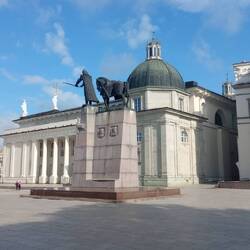 Kathedralenplatz mit Gediminas-Denkmal