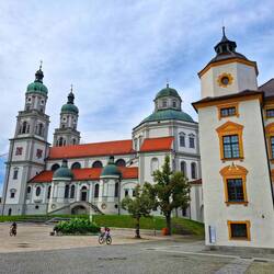 Die katholische Stiftsbasilika. Von außen.