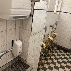 SEHR seltsame Pissoirs