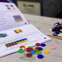 Lara hilft bei den Hausaufgaben