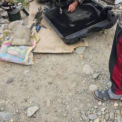 Defekte Kühlerlamellen werden gelötet