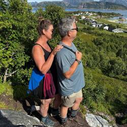 Uitkijken over Sommaroy en Hillesoy