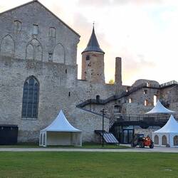 ...mit Konzertbühne im Innenhof