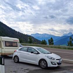 Am Reschenpass mit Blick auf den schneebedeckten Ortler.