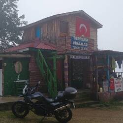 Täällä odottelin tien avautumista. 3 turkkilais ukon kanssa teetä juoden. Google kääntäjä👍