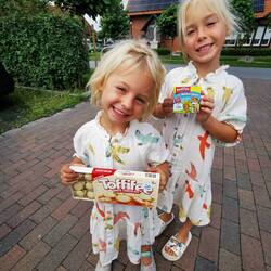 Stolze Gewinner der Loslotterie am Sommerfest