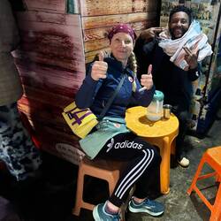 Streetfoodrestaurant im Mercato. Wartend auf das äthiopische Nationalgericht "Injera"