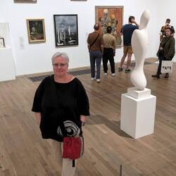 Bärbel inmitten von Lieblingsbildern. Hinten ein Chirico