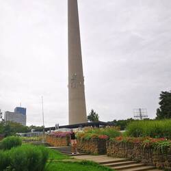Die Terrasse am Donauturm besteht aus einer rundum begehbaren Plattform im Freien.