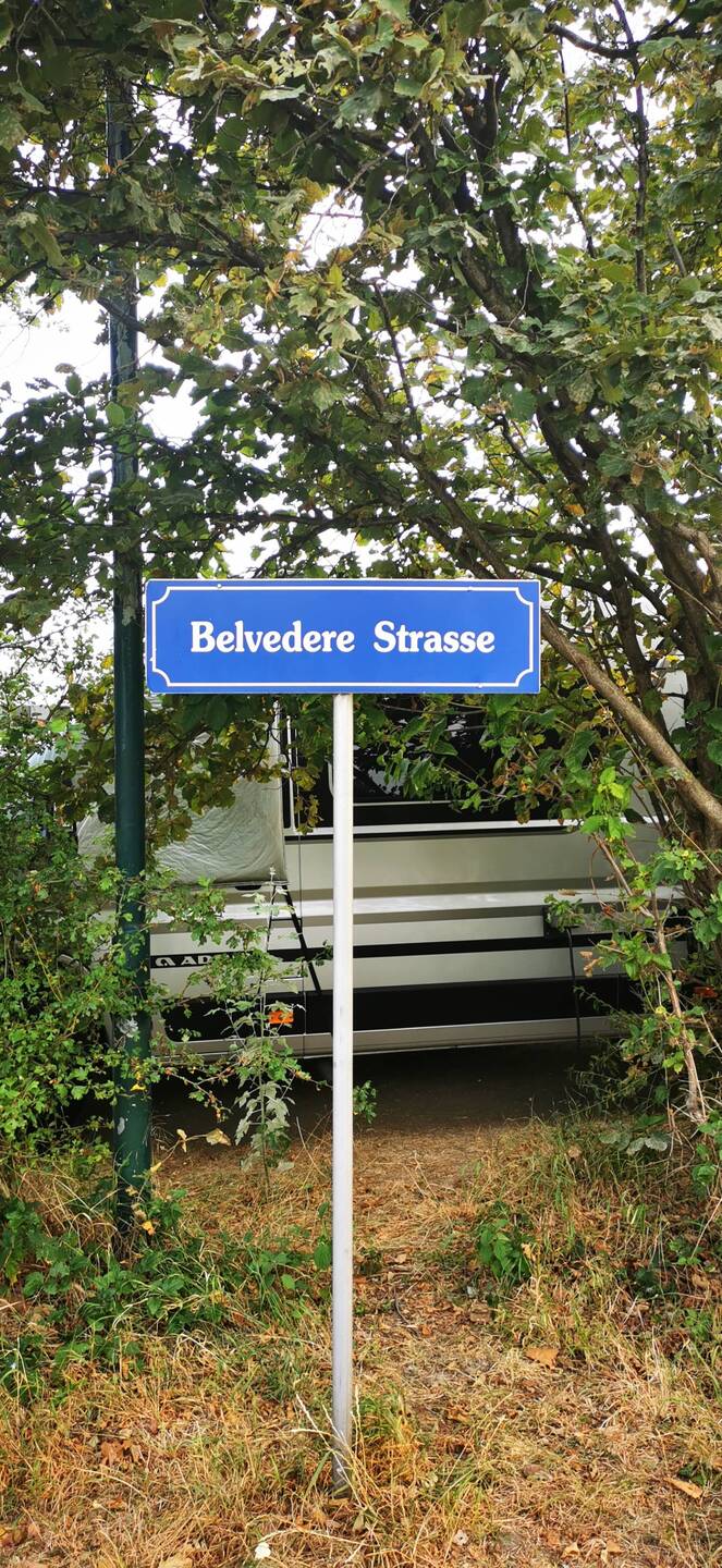 Unser Stellplatz ist die 130 auf dieser Campingplatzstraße
