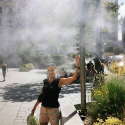 In der Stadt gab es immer wieder diese Wassernebelanlagen zur Erfrischung, der Menschen. Sehr cool,