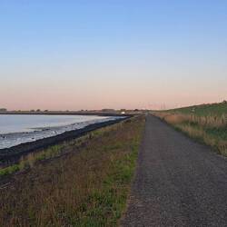 ...auf dem Damm zurück....