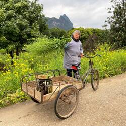 Eine Landwirtin am Ufer des Yulong Flusses