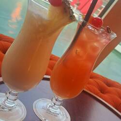 Der erste Drink an der Bar