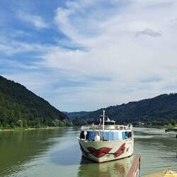 Hinter uns die Arosa Bella