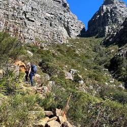 Tanja schleppt tapfer ihre 10kg Backup-Klamotten mit sich