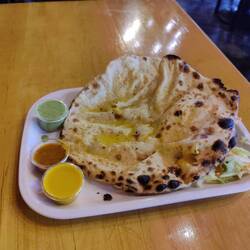 Mit Käse gefülltes indisches Fladenbrot (2,25€)