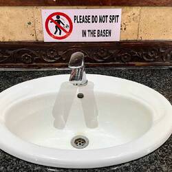 Bitte nicht reinspucken!