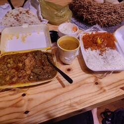 An einem der Abende bestellen wir leckeres indisches Essen