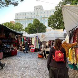Wir durchstöbern den Markt nach Souvenirs
