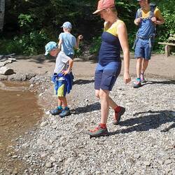 Direkt am Bach entlang