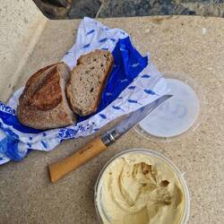 Vorgezogenes Abendessen mit dunklem Brot 😋