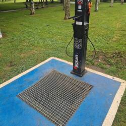 Bike repairstation, sogar mir Wasserschlauch zum Säubern. Nur Schutz gegen Rost wurde nicht bedacht