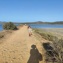 Passeggiata soleggiata lungo la laguna per arrivare in spiaggia