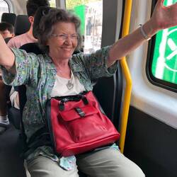 Oma freut sich in Irland zu sein