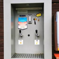 Hier gibt es einen Bier - und Limonadenzapfautomaten😅