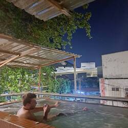 Der Pool war größer als das Zimmer mit Bett