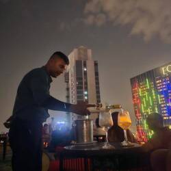 Wie die Könige (wir mussten den Wein sogar testen und tun, als wüssten wir Bescheid)