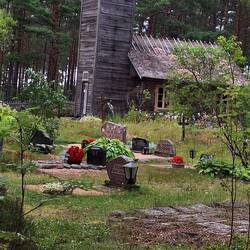 Orthodoxes Holzkirchlein mitten im Walde