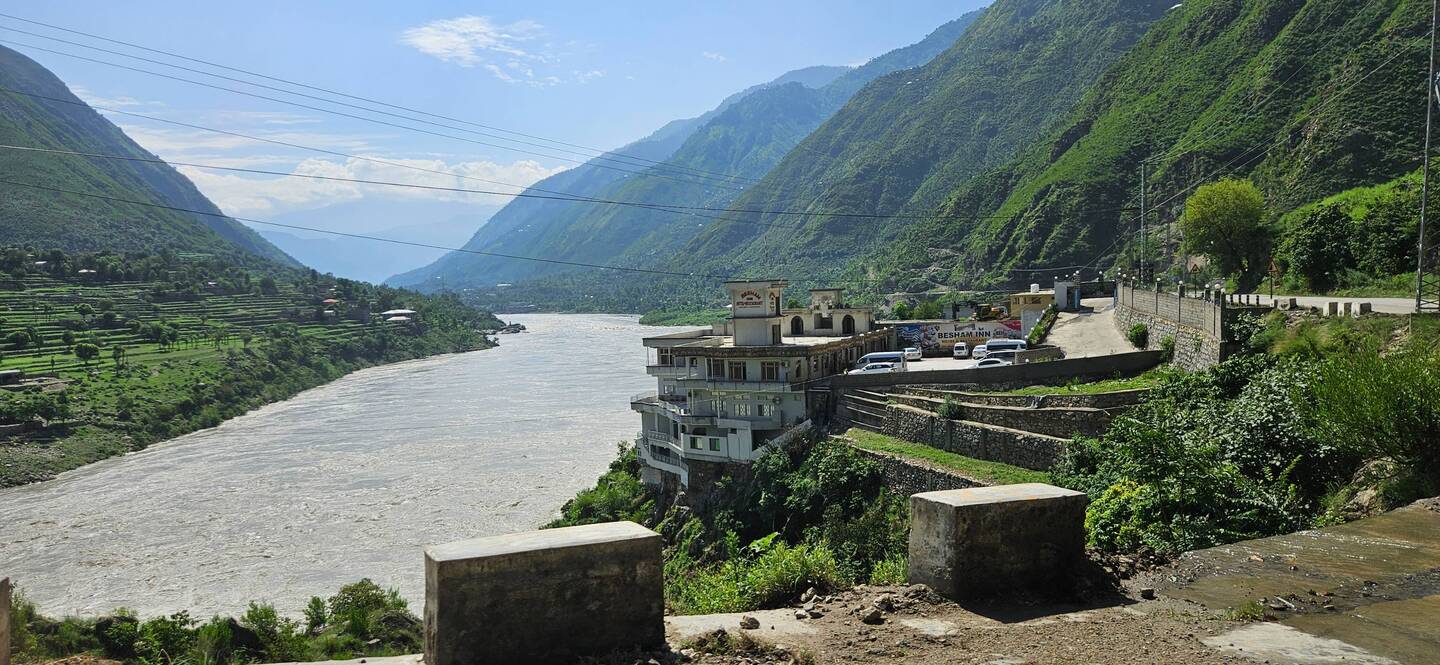 Entspringt ganz nah bei uns im Himalaya,durchliest Pakistan, mündet als Heiliger Fluss ins Indische