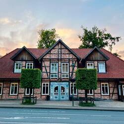 ..ich mit dem typischen Baustil der Region sofort..