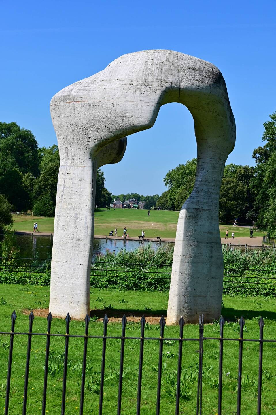 "The Arch", Henry Moore, 1979, in Kensington Gardens