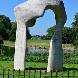 "The Arch", Henry Moore, 1979, in Kensington Gardens